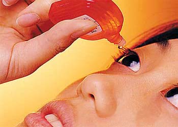 正规使用眼药膏治疗红眼病